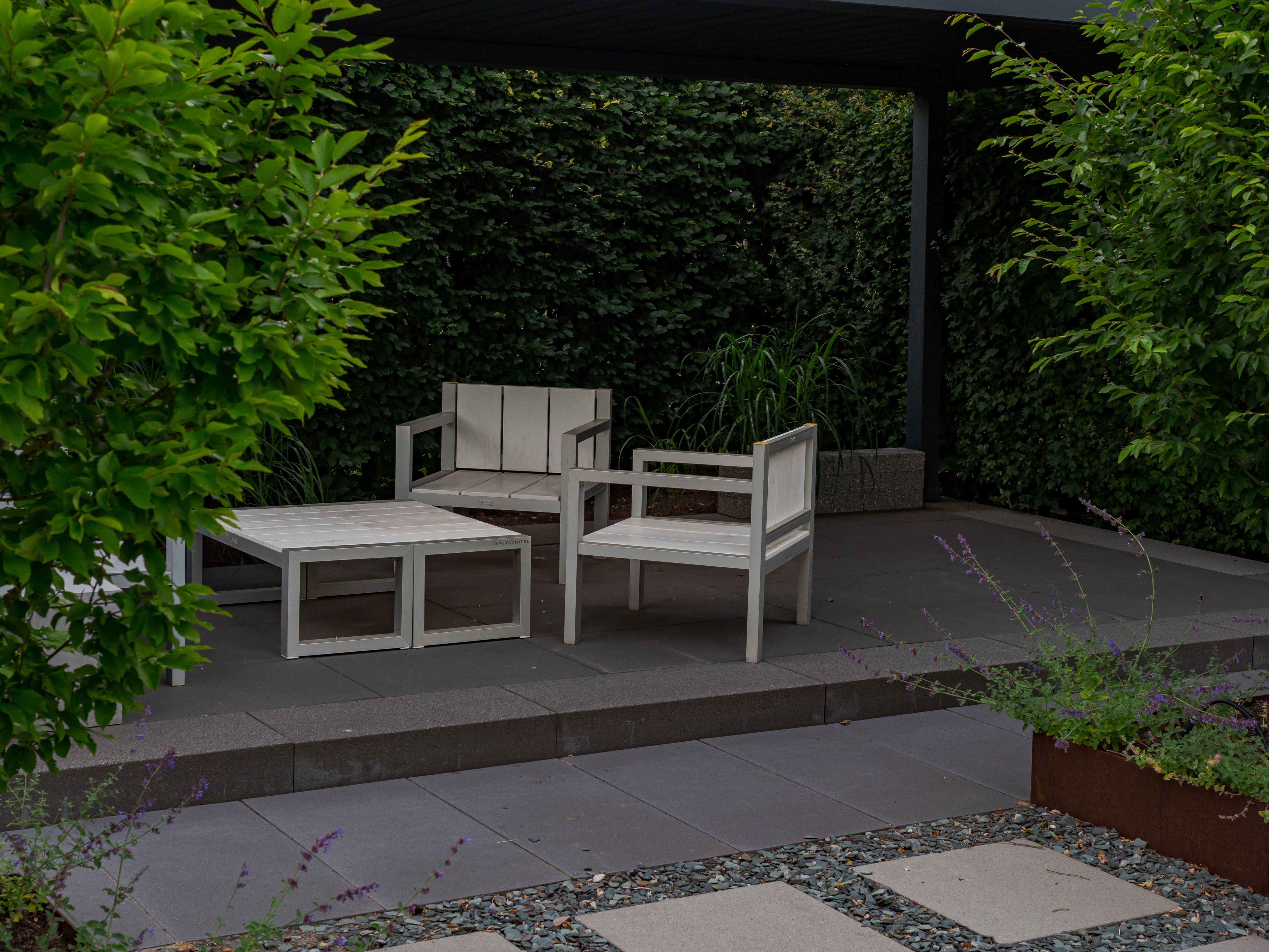 Neu angelegte Terrasse mit Loungemöbeln im Garten