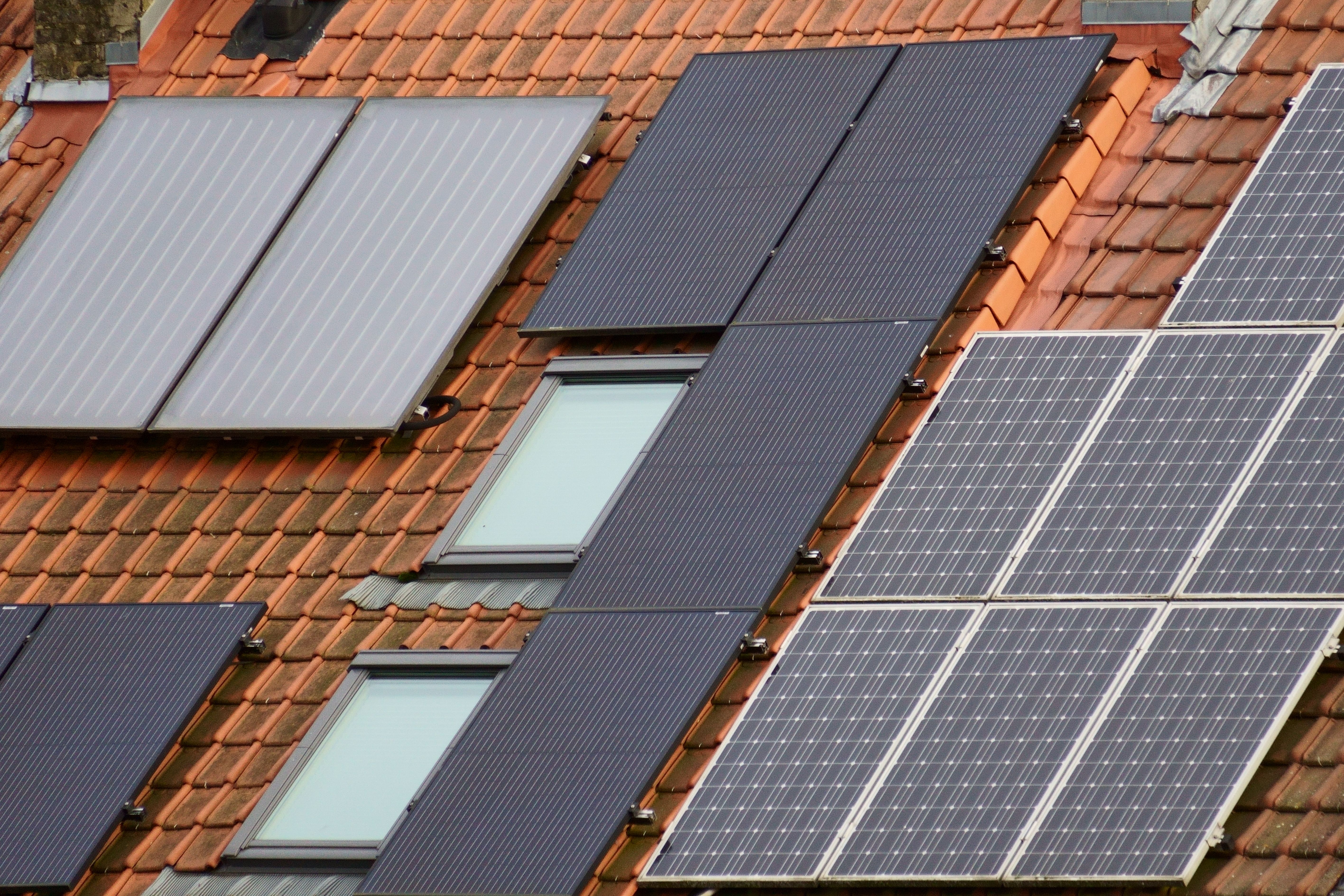 Nahaufnahme von Solarmodulen mit Halterung