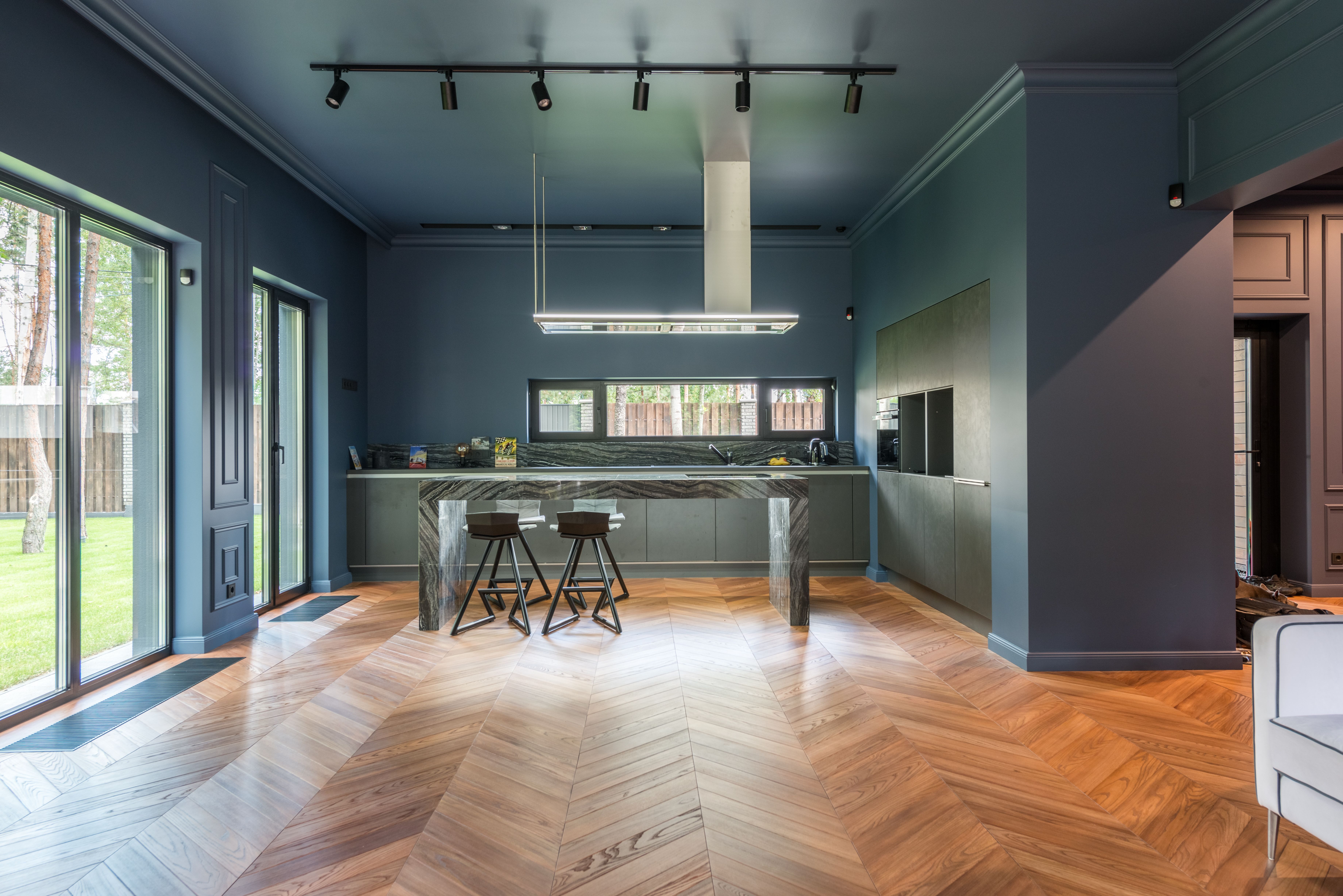 Hochwertige Einrichtung in dunklem Interieur