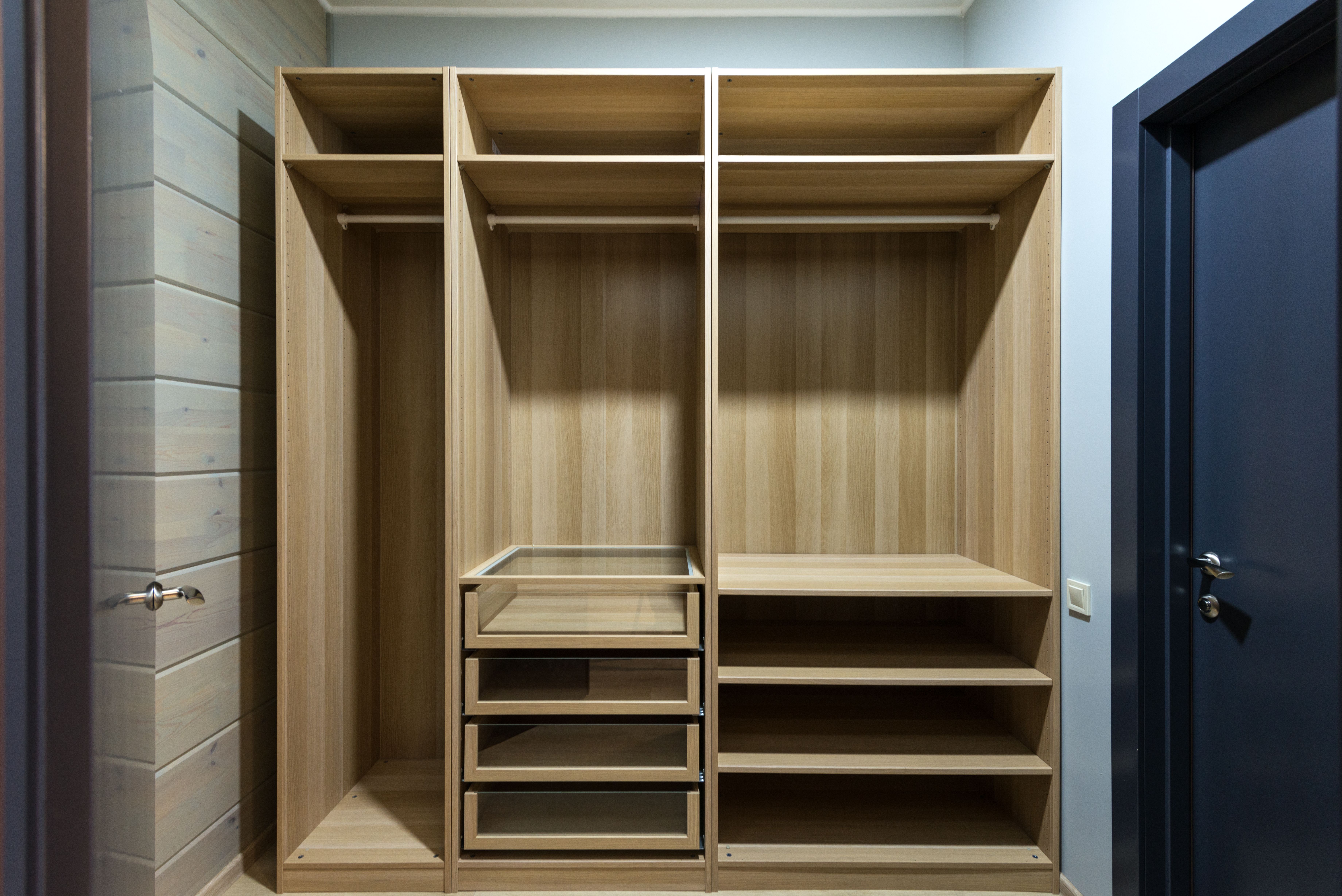Einbauschrank mit Auszügen und Fachböden