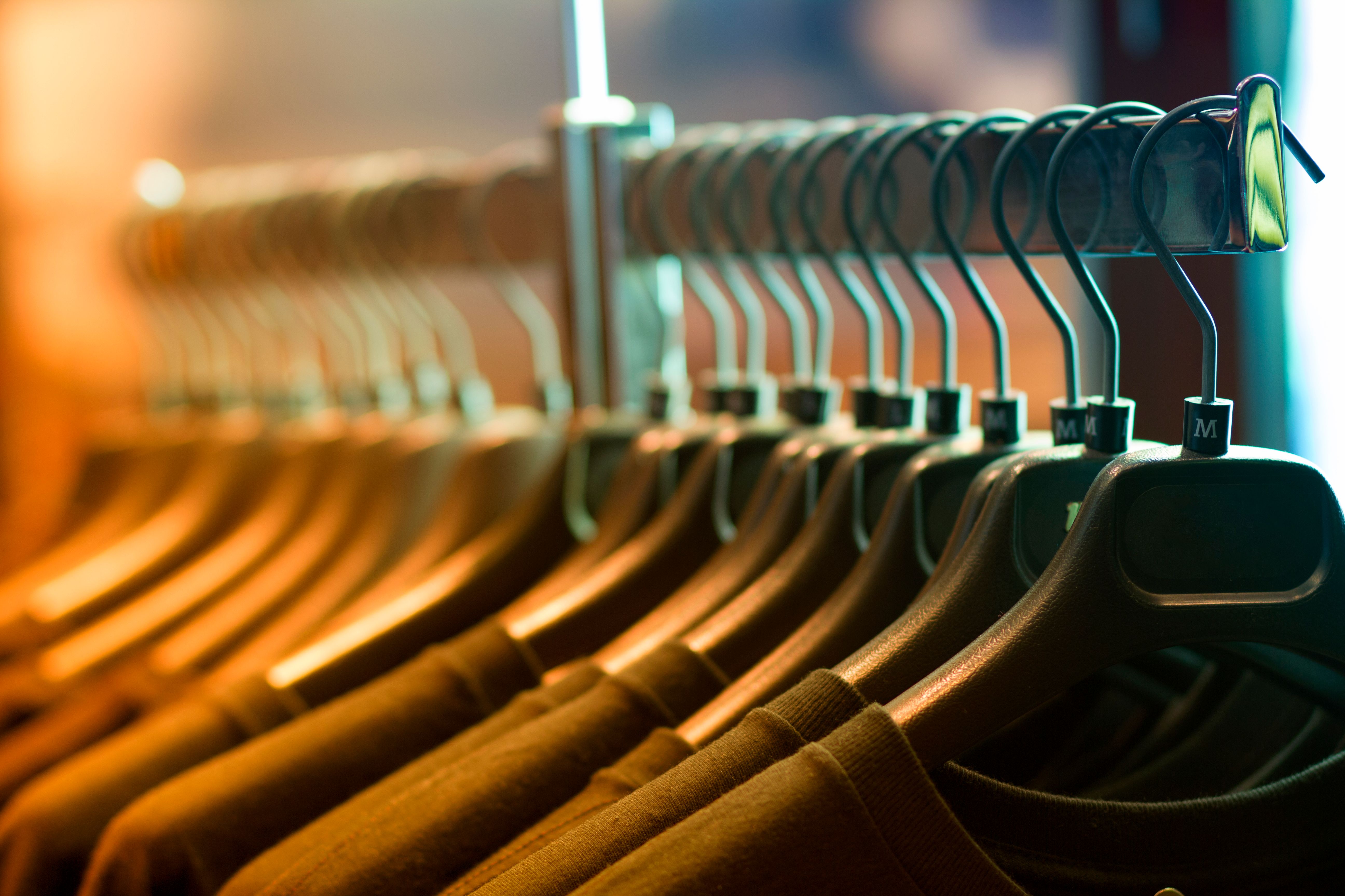 Kleiderstange mit kuratierter Auswahl im Store