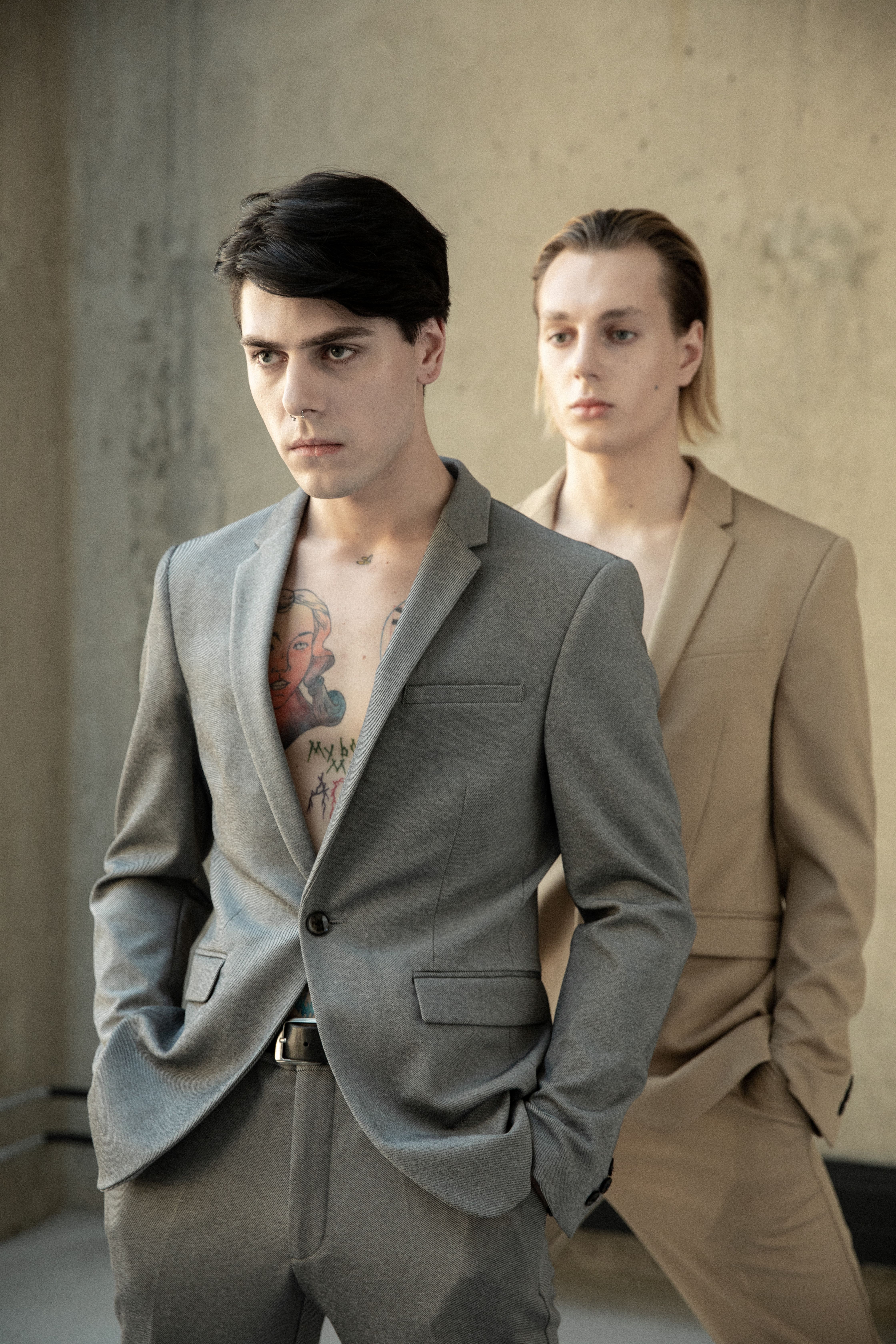 Grauer Wollblazer als Teil eines Tailoring-Looks