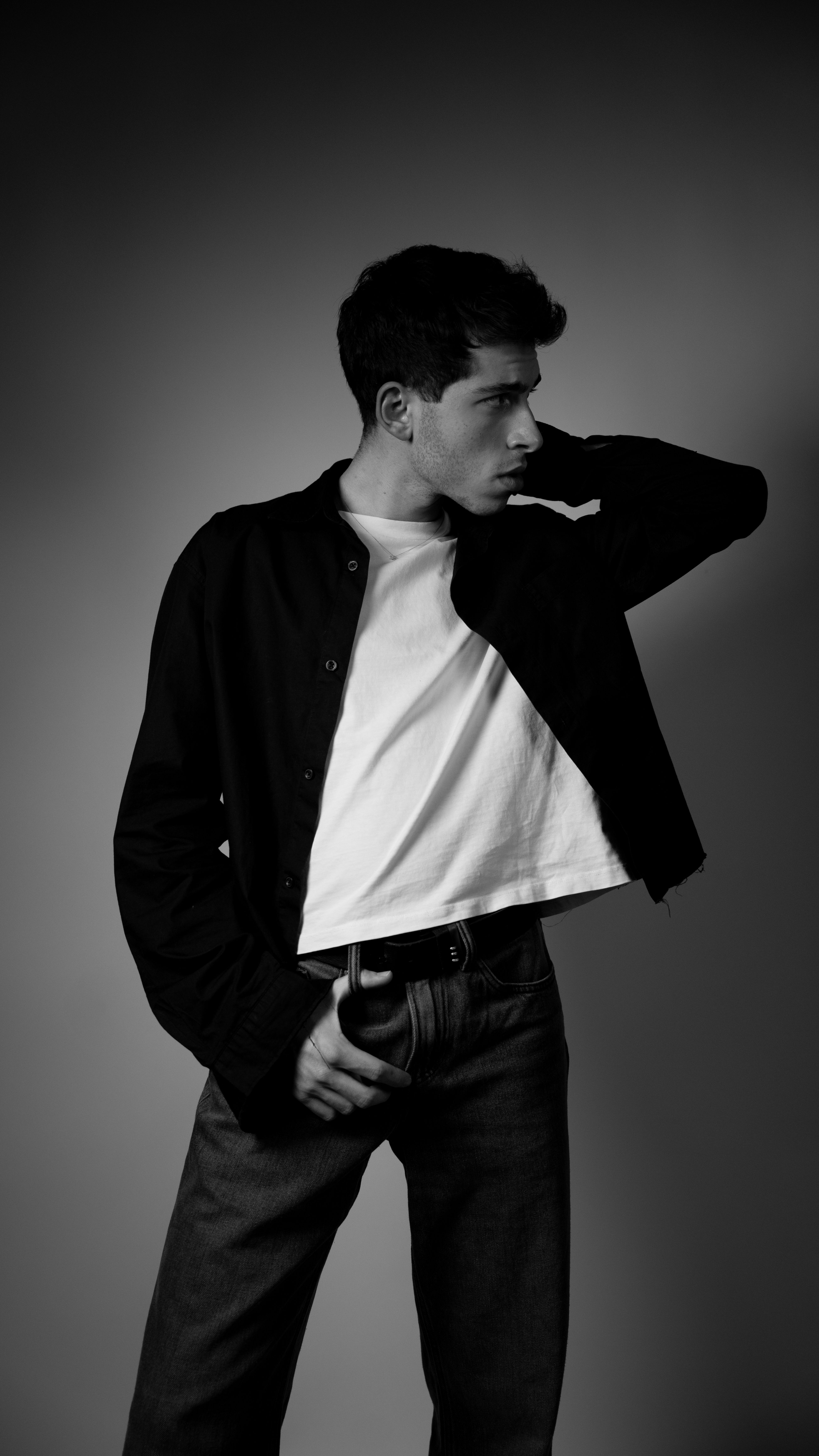 Schwarz-Weiß-Editorial mit Boxy-Shirt und offenem Hemd
