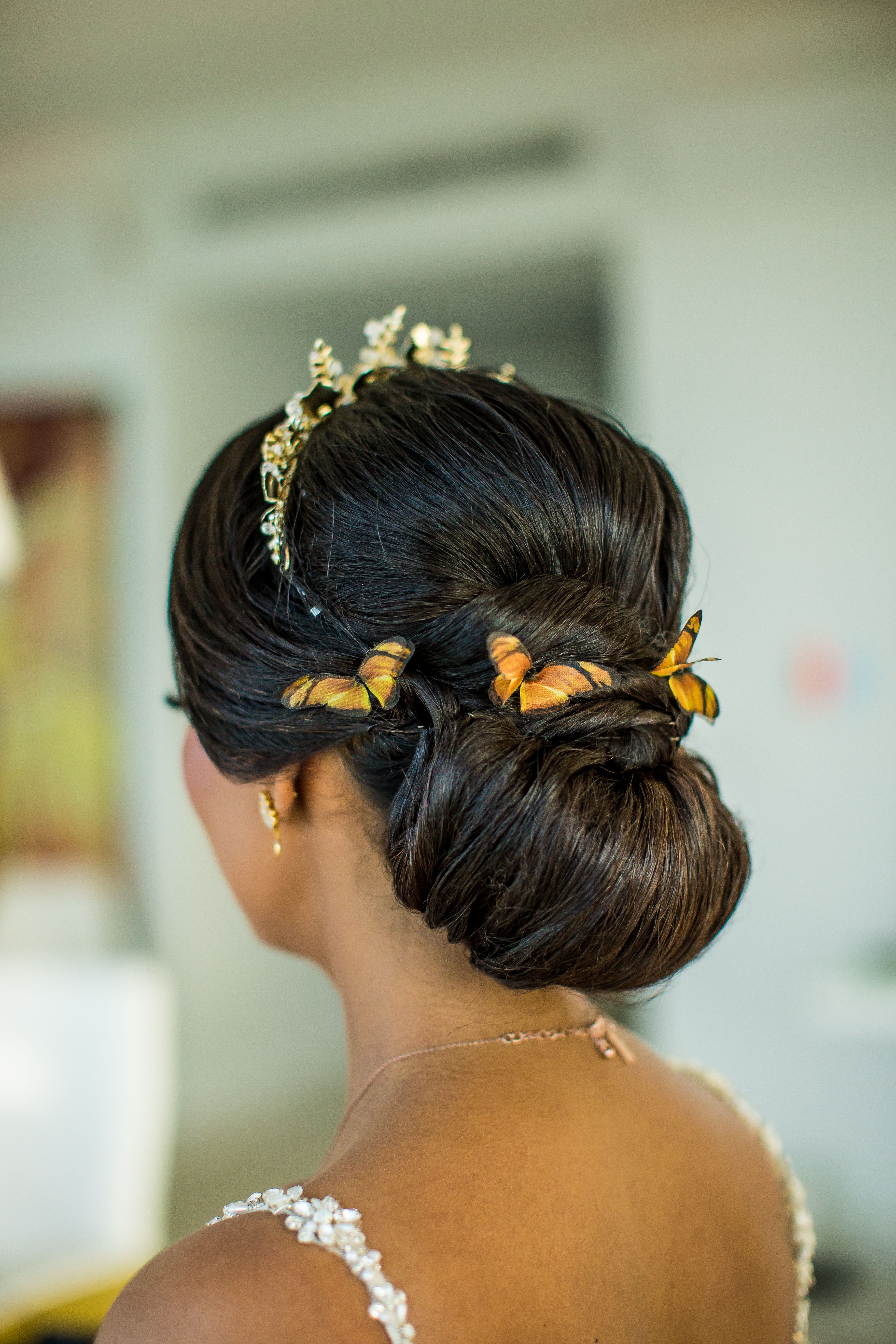 Brautfrisur mit goldenem Diadem — Studio Welle