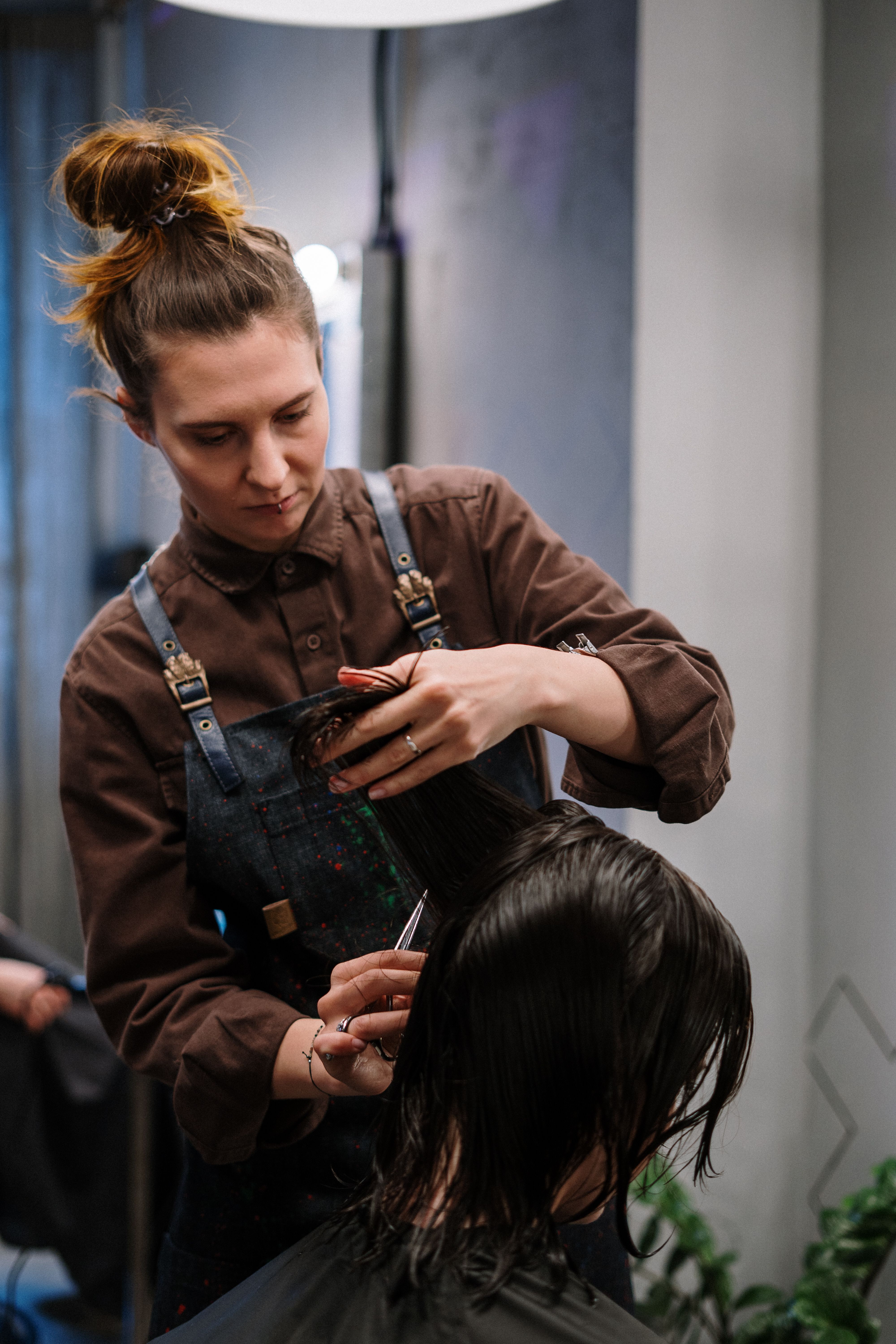 Friseurin beim Haareschneiden